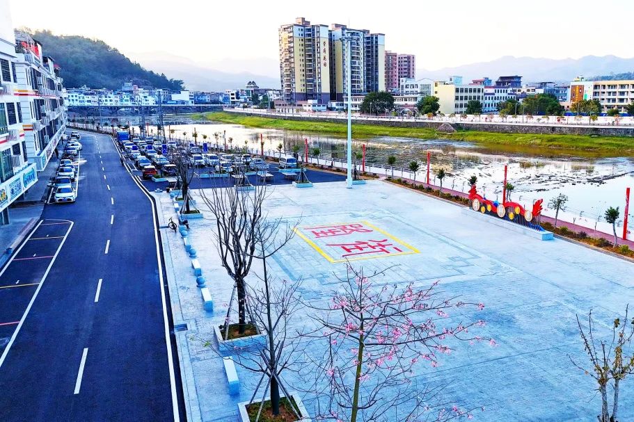 連平縣隆街鎮(zhèn)典型鎮(zhèn)建設(shè)項目順利通過竣工驗收.jpg